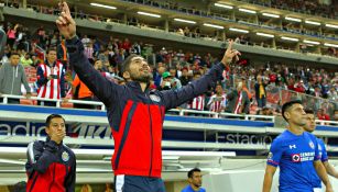 Jair Pereira extiende sus brazos al cielo en el encuentro frente a Cruz Azul 