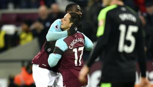 Chicharito festeja con Pedro Obiang su gol contra el Bournemouth 