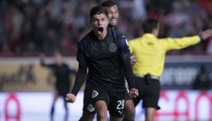 Ronaldo Cisneros festeja su primer gol con Chivas