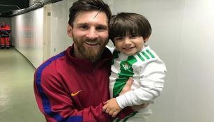 Lionel Messi carga al hijo de Andrés Guardado