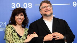 Del Toro posa junto a Sally Hawkins, durante un evento