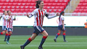 Tania Morales festeja un gol con Chivas