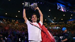 Federer levanta el título para la afición 