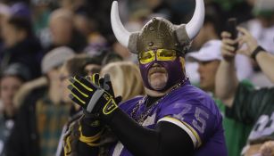 Fan de Vikings Minnesota aplaude durante un touchdown