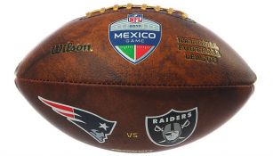 Llévate el balón del juego que disputaron Patriots y Raiders en México