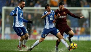 Messi disputa una pelota contra Víctor Sánchez 