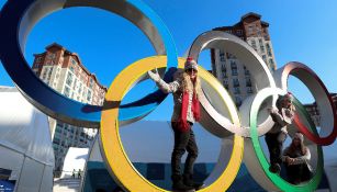 Atletas posan en los aros olímpicos de PyeongChang