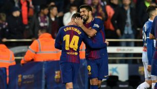 Suárez abraza a Coutinho en su debut con el Barcelona 