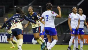 Ana Lozada festeja un gol en el juego entre América y Cruz Azul 