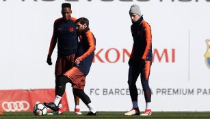Lionel Messi pisa el balón en entrenamiento 