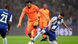 Herrera pelea un balón contra Salah