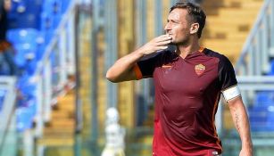 Francesco Totti agradece a su afición al término de un encuentro
