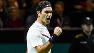 Roger Federer festeja su victoria en Rotterdam