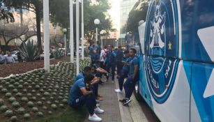 Jugadores de Puebla tras ser desalojados por el sismo