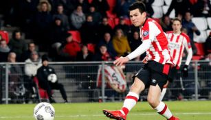 Hirving Lozano dispara en el encuentro del PSV 