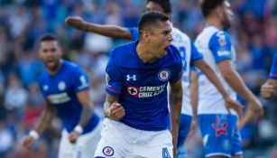 Domínguez festeja su gol con Cruz Azul frente a Puebla