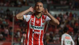 Carlos González festeja tras marcar un gol contra Rayados