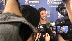 Carlos Vela atiende a los medios en el NBA All-Star Weekend
