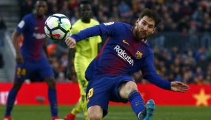 Messi golpea el balón en el juego entre Barcelona y Getafe 