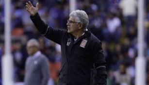 Ricardo Ferretti lanza una orden a sus jugadores en un juego de Tigres