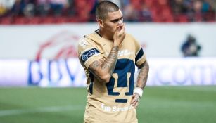 Nico Castillo se lamenta en un juego con Pumas