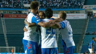 Jugadores de Puebla celebran el gol del empate frente a Cruz Azul