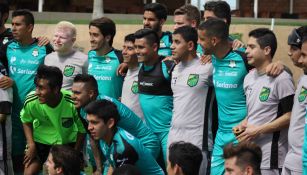Santos se toma foto con jugadores de Murciélagos Laguna