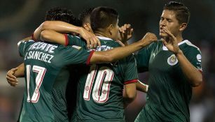 Jugadores de Chivas festejan un gol