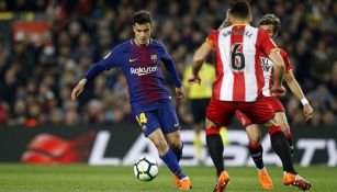 Coutinho controla el balón en un juego con el Barça
