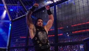 Roman Reigns levanta los brazos en la Elimination Chamber