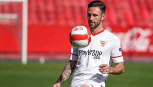 Miguel Layún domina el esférico en un entrenamiento con Sevilla