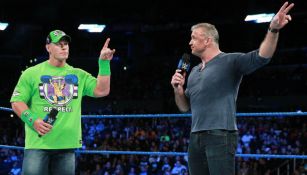 John Cena y Shane McMahon apuntan al logo de Wrestlemania 34