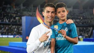 Cristiano Ronaldo junto a su primogénito,después de ganar el Mundialito 