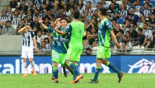 Omar Fernández festeja su gol contra Rayados en el C2018