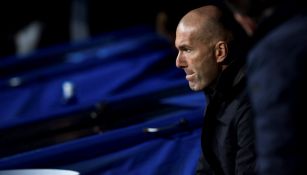 Zidane observa partido del Real Madrid desde la banca 
