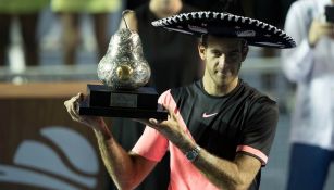 Del Potro sostiene el trofeo de campeón del Abierto Mexicano de Tenis