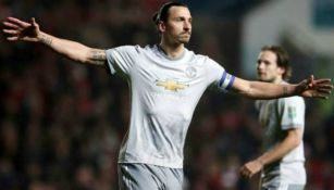  Zlatan festeja una anotación con el Manchester United