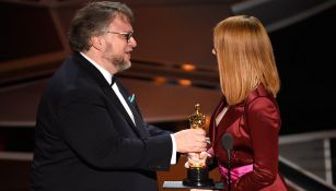 Del Toro al recibir el Oscar de la Academia 