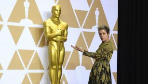 Frances McDormand posa junta una estatua del Oscar 