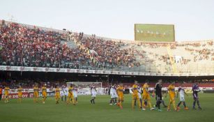 Veracruz y Tigres ingresan a la cancha para el juego