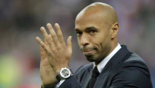 Thierry Henry aplaude en un partido de Bélgica