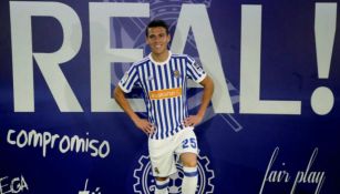 Héctor Moreno posa con la indumentaria de la Real Sociedad