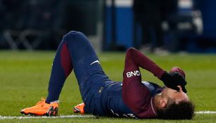 Neymar se lamenta tras su lesión