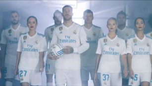 Azafatas y jugadores del Real Madrid antes de salir a la cancha