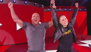 Ronda Rousey y Kurt Angle festejan en RAW