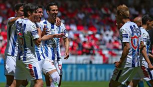 Jugadores de Tuzos celebran un gol frente a Toluca