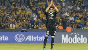 Nahuel Guzmán agradece al público en el Estadio Universitario 