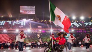 Arly Velázquez desfila con la bandera de México