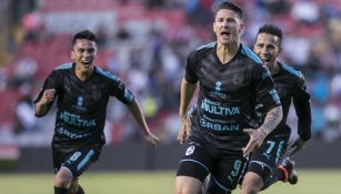 Jugadores de Querétaro celebran un gol con Stum