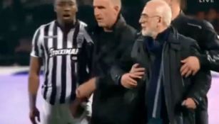 Presidente del PAOK entra a la cancha para agredir alárbitro 
